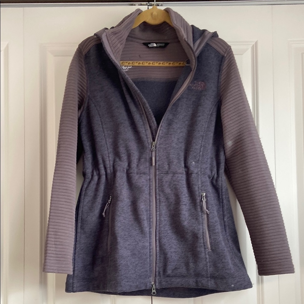 The North Face Gray Utility Jacket with Hood and Fitted Silhouette